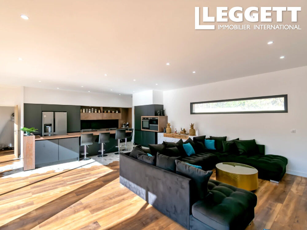 Maison contemporaine de plain-pied avec terrasse plein sud, piscine au sel, cuisine d?été et sans vis-à-vis