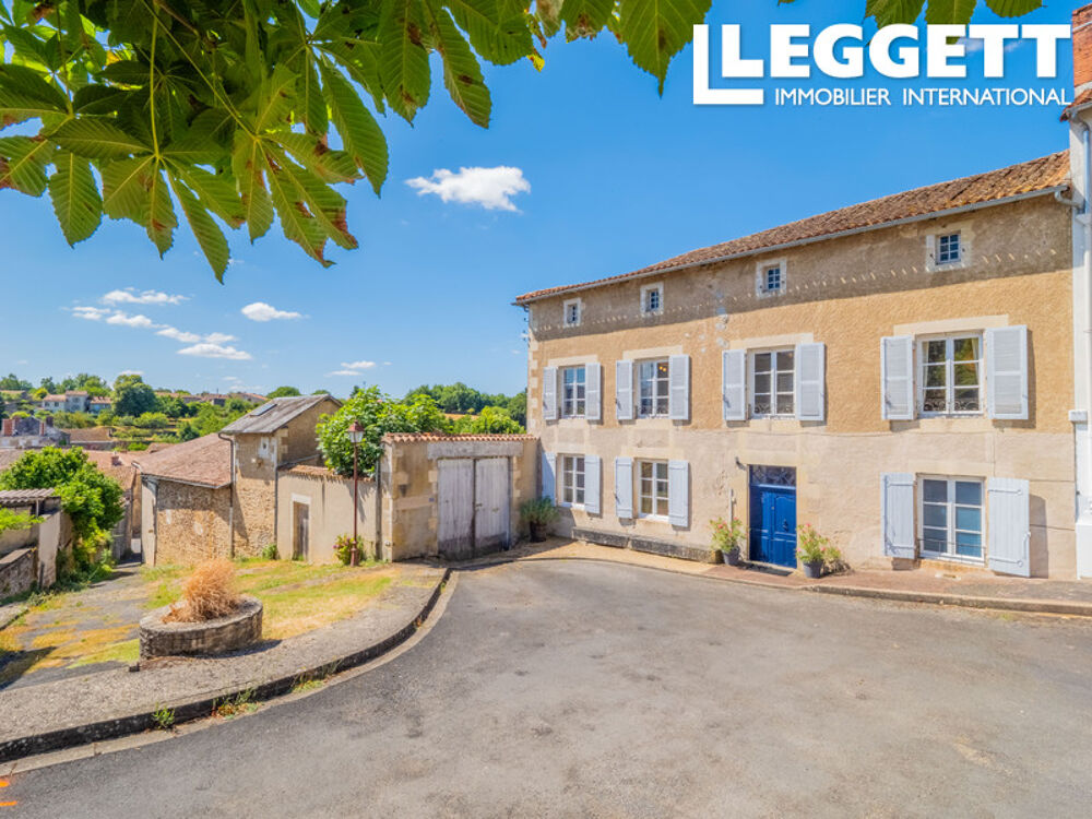 Vente Maison Impressionnante maison de caractère rénovée de 18c avec 6 chambres, maison d'amis, jardins et plus dans le cen Charroux
