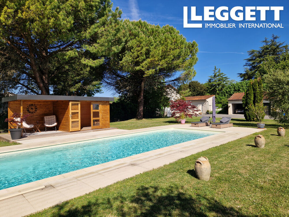 Vente Maison Jolie propriété de village avec 4 chambres et 1 bureau, piscine, garages, et 2 hectares, à 25 min d'Angoulême. Villebois-lavalette