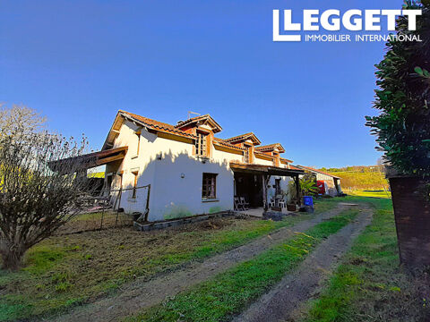   Grande maison familiale � r�nover avec 5 chambres, un grand jardin, une grange et une piscine. Maison - 8 pi�ce(s) - 185 m�