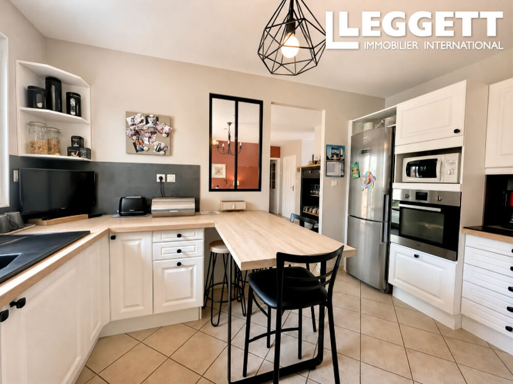 Vente Maison Maison élégante et confortable de 4 chambres, située dans un coin tranquille, avec piscine, véranda et jardin La bazouge-des-alleux