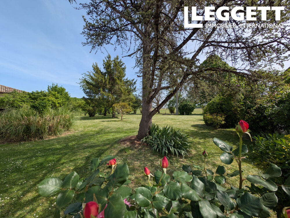 Vente Maison Domaine charentais privé sans voisins avec pigeonnier, cour intérieure, dépendances à 7 min de Barbezieux CondÉon
