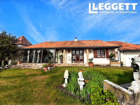   Maison de village de les ann�es 80, comprenant 4 chambres, un grand salon, v�randa et une joli salon d'�t�. Maison - 9 pi�ce(s) - 186 m�