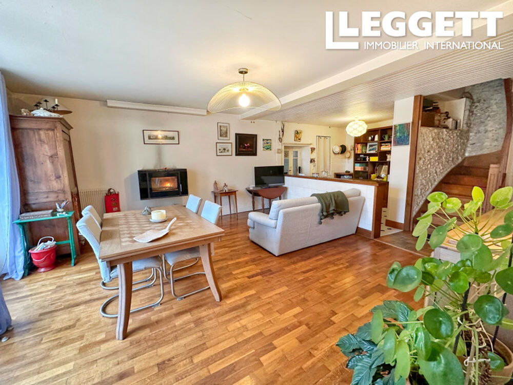 Vente Maison Spacieuse maison de village avec 3 chambres, grande grange, dépendance et joli jardin, proche des commerces. Saint-sÉverin