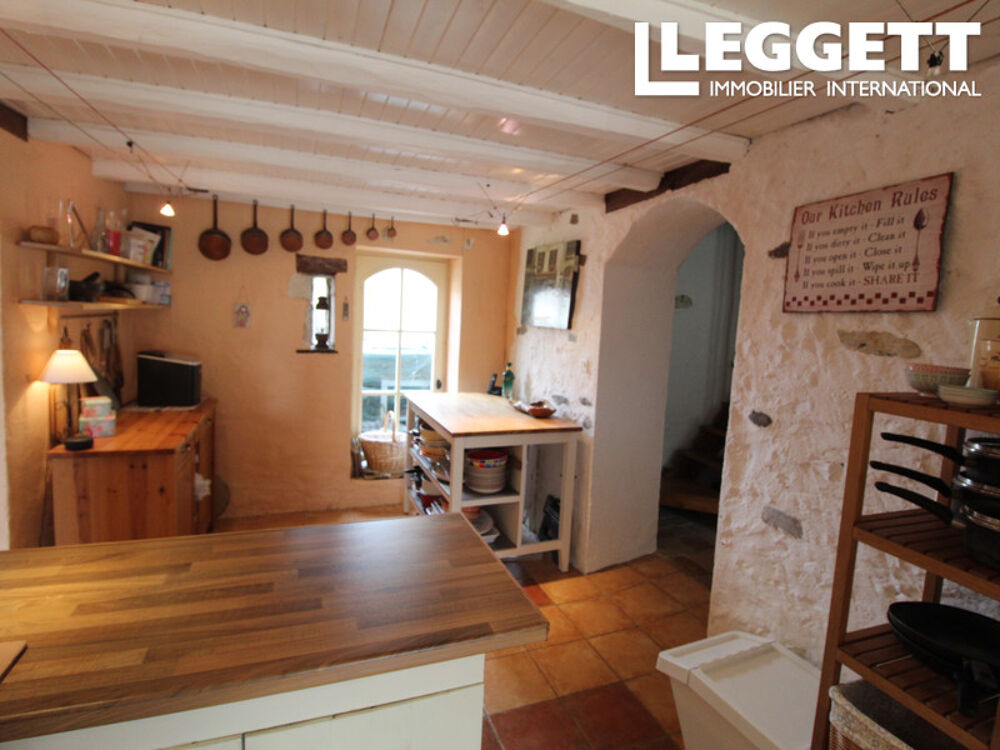 Maison de caractère de 5 chambres avec piscine securisée et salle de jeux dans un hameau tranquil