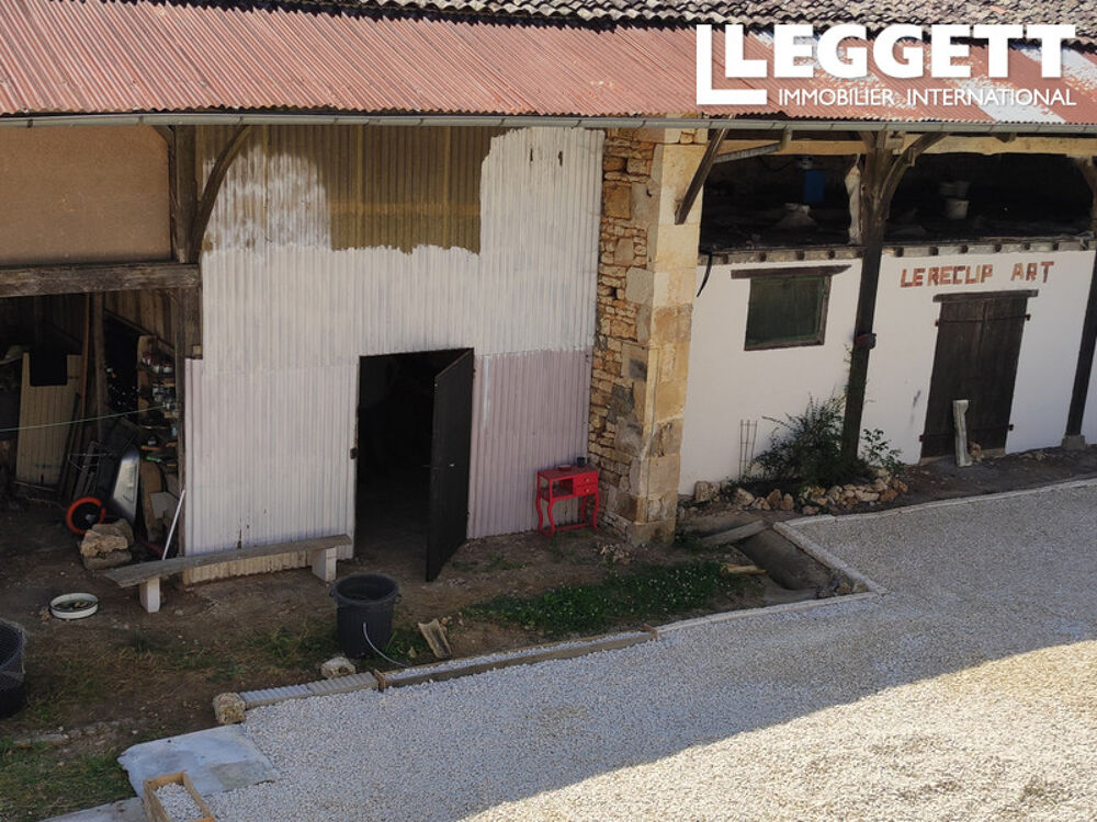 Vente Maison Maison mitoyenne en pierre de 2 chambres, garage, grange, plusieurs dépendances,  cour et terrain. LorignÉ