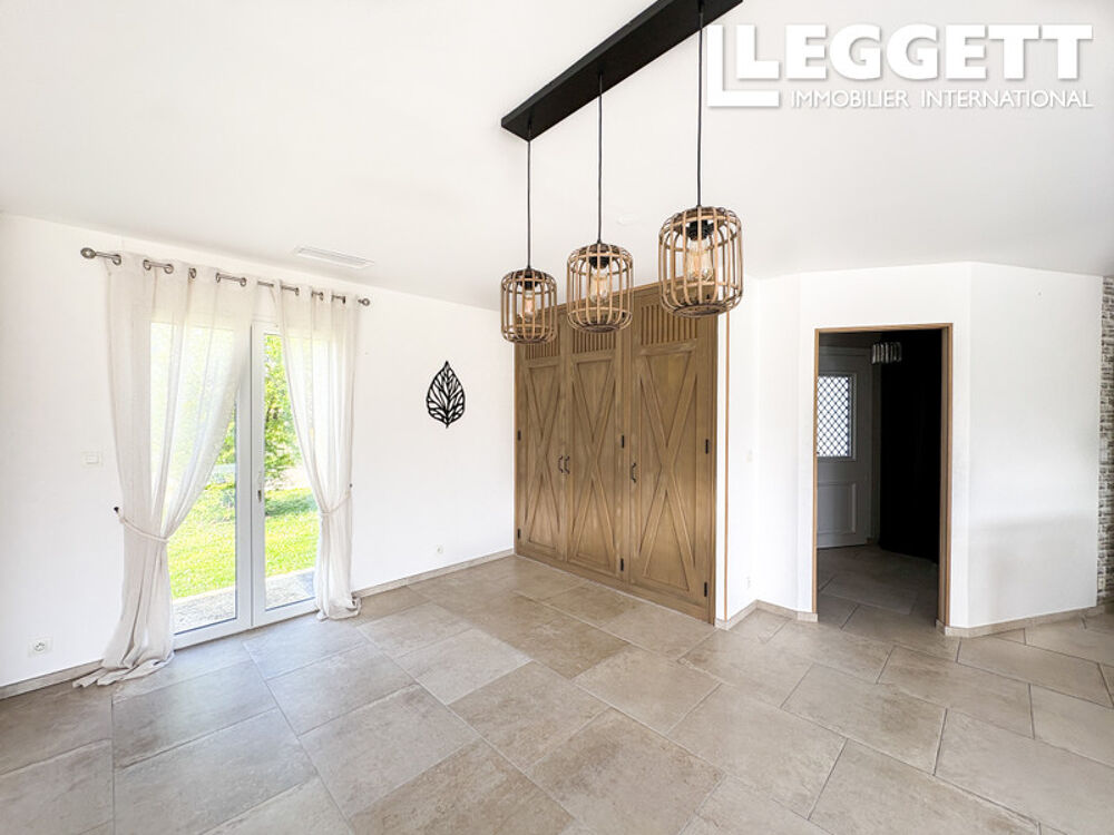Vente Maison Élégante villa de plain-pied avec piscine, 6 chambres, jardin paysager et vue dégagée Villeneuve-lÈs-montrÉal