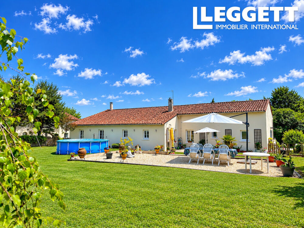 Belle longère de 5 chambres avec grand jardin et dépendances, à une courte distance d'Aubeterre-sur-Dronne.