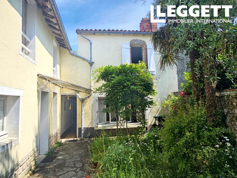 Maison de village à rénover 178 m², 4 chambres avec cour intérieur et dépendances. Mouilleron St Germain