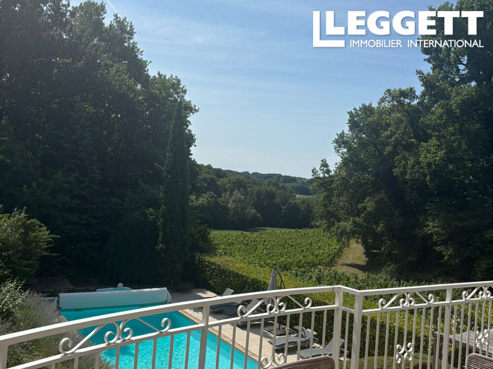 Emplacement AAA! Une maison superbe en parfait état avec piscine, au calme absolu avec vue magnifique!