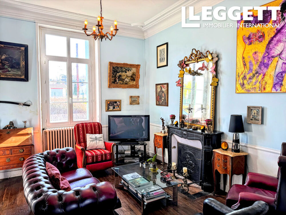 Magnifique demeure de négociant en vins du XIXe, remarquable par sa toiture en ardoise et éléments d?époque.