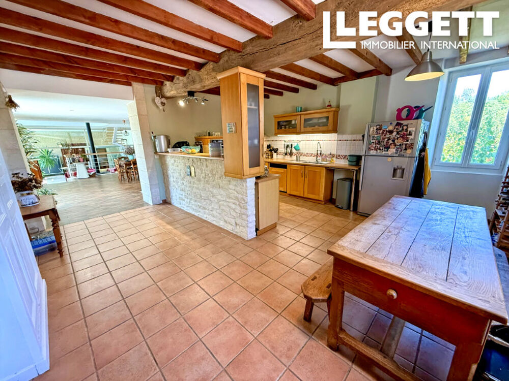 Vente Maison Maison charentaise du XIXe avec salon cathédrale, dépendances et jardin de 3 900 m². Bellevigne