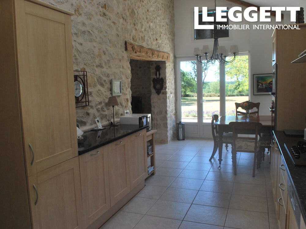 Une magnifique maison individuelle de trois chambres située dans un hameau, avec un joli jardin et une grange