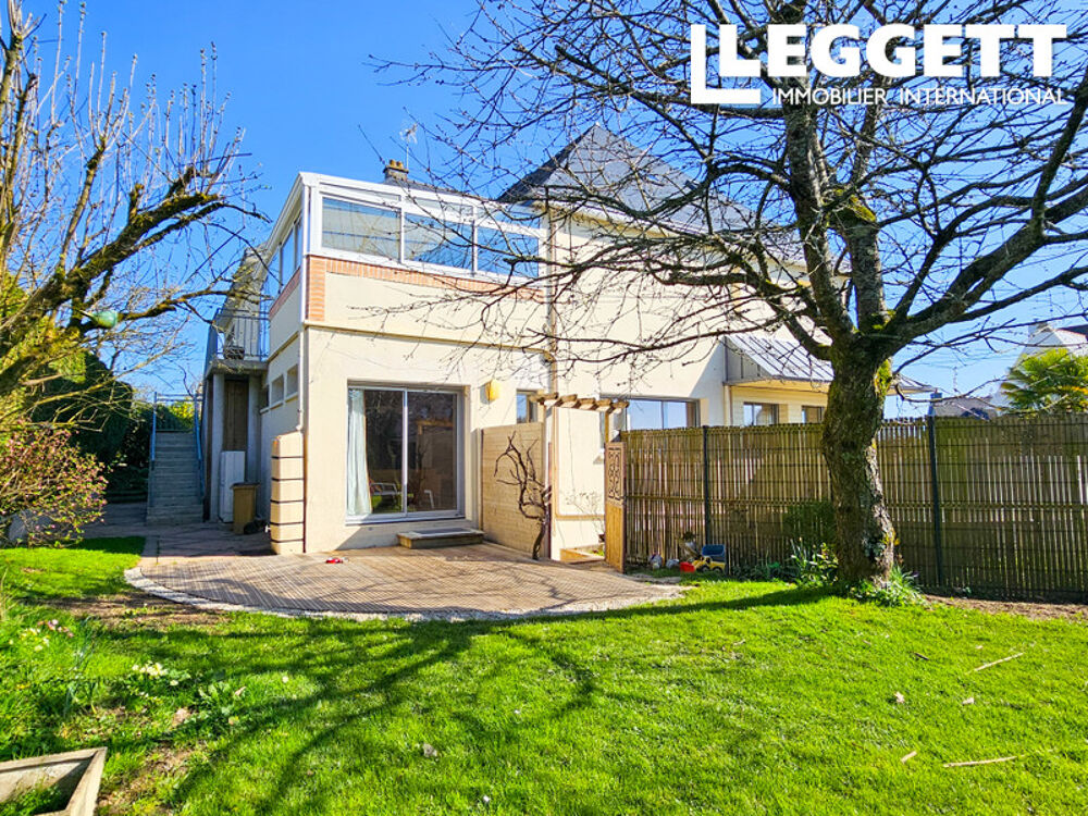 Grande propriété en centre-ville, pouvant comprendre trois logements ou une grande maison familiale.