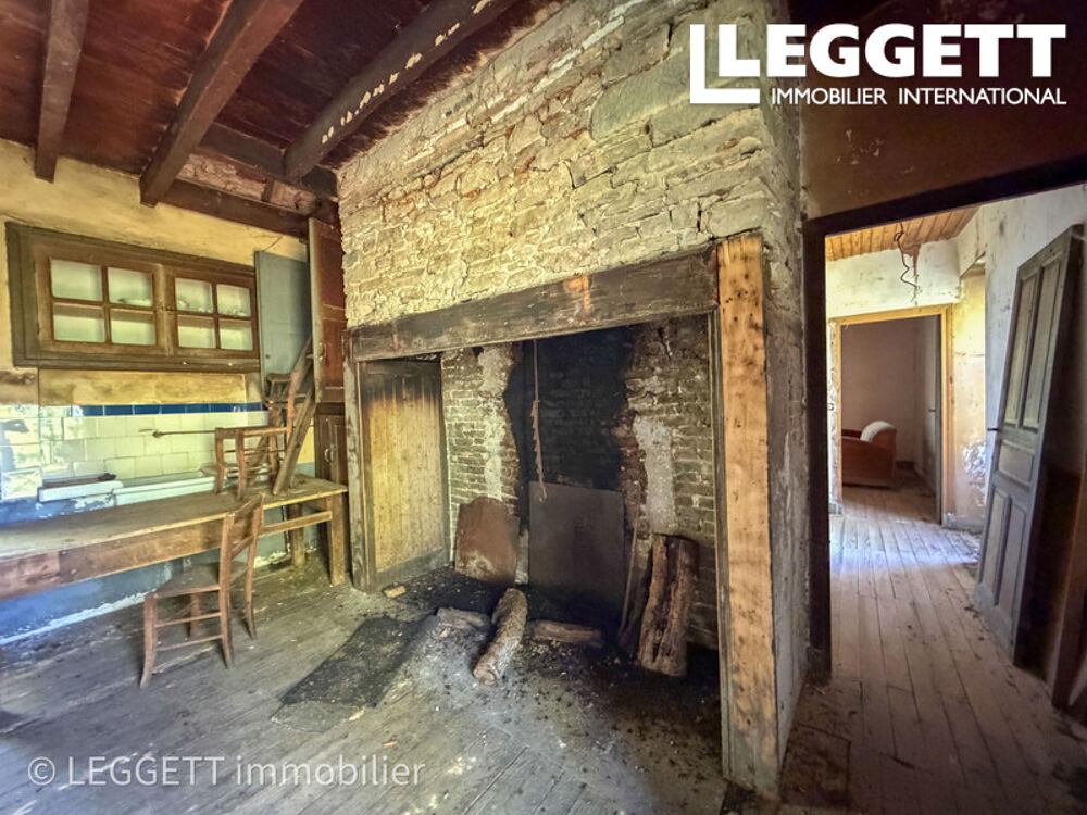 Hameau à réhabiliter avec maison, diverses granges et dépendances, prairies et bois