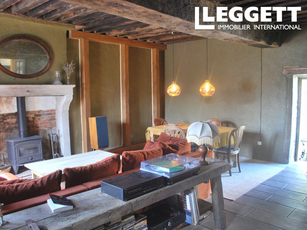 Une jolie maison de village indépendante comprenant une chambre, avec jardin attenant, grange et atelier