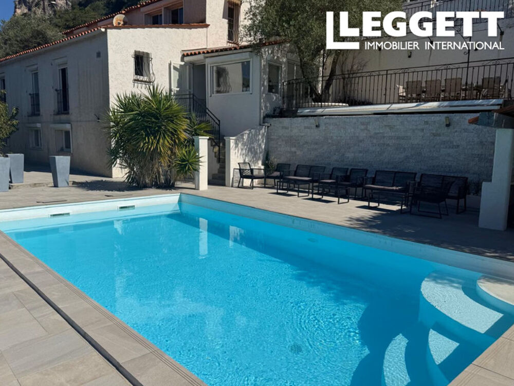 Maison 200m² sur terrain 1 298m². 6pièces, 4 chambres, 2 SdE, Garage + 5 parkings extérieurs, cave, piscine.