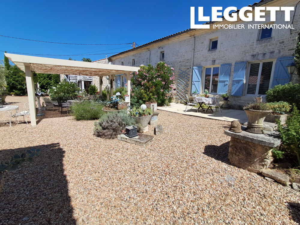 Vente Maison Charmante propriété, avec 4 chambres, un appartement indépendant, un gîte supplémentaire à rénover, piscine Siecq