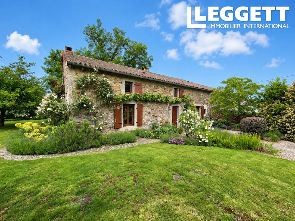 Charmante maison située dans un hameau paisible avec jardin, garage et terrain boisé.