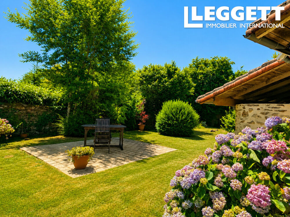 Vente Maison Maison traditionnelle avec beau jardin et deux granges Saint-mathieu
