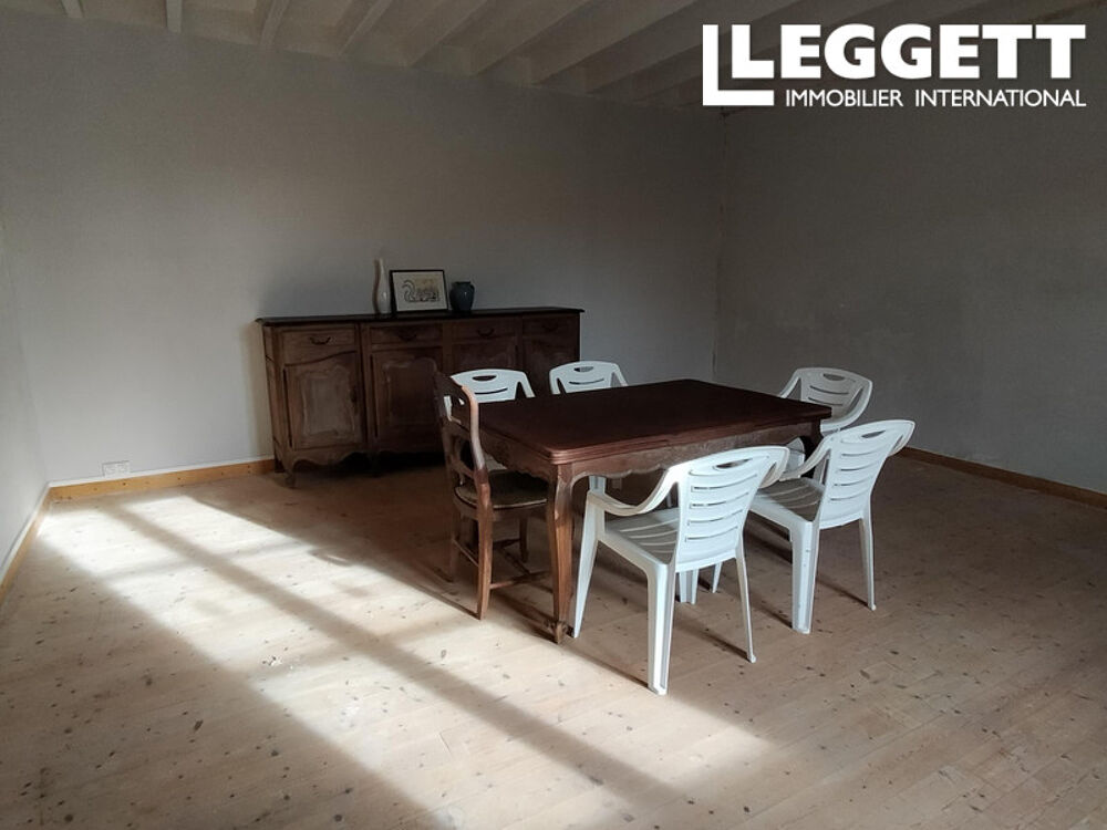Propriété de caractère de 3 chambres, pleine de caractéristiques traditionnelles, avec jardin et dépendances.