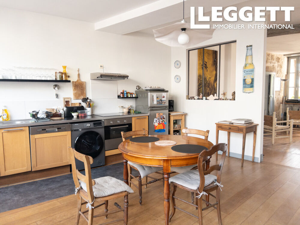 Jolie maison de bourg offrant une vue exceptionnelle, trois balcons, garage, grotte et une source naturelle.