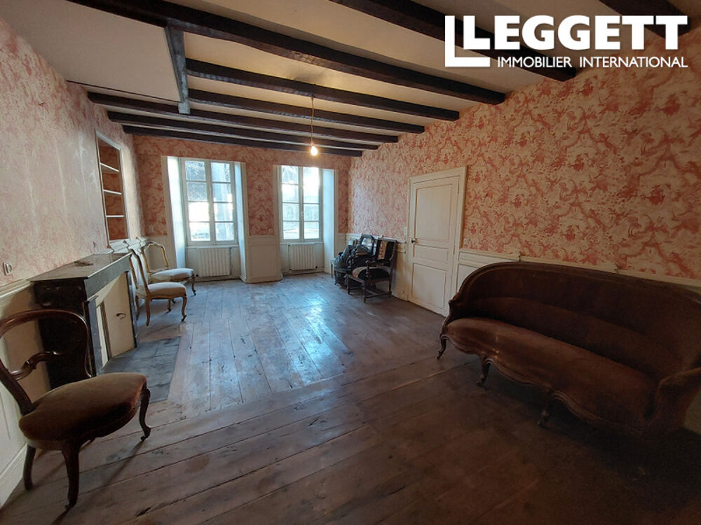 Vente Maison Jolie maison à rénover avec grange et terrain, idéalement placée dans le bourg de Villebois-Lavalette. Villebois-lavalette