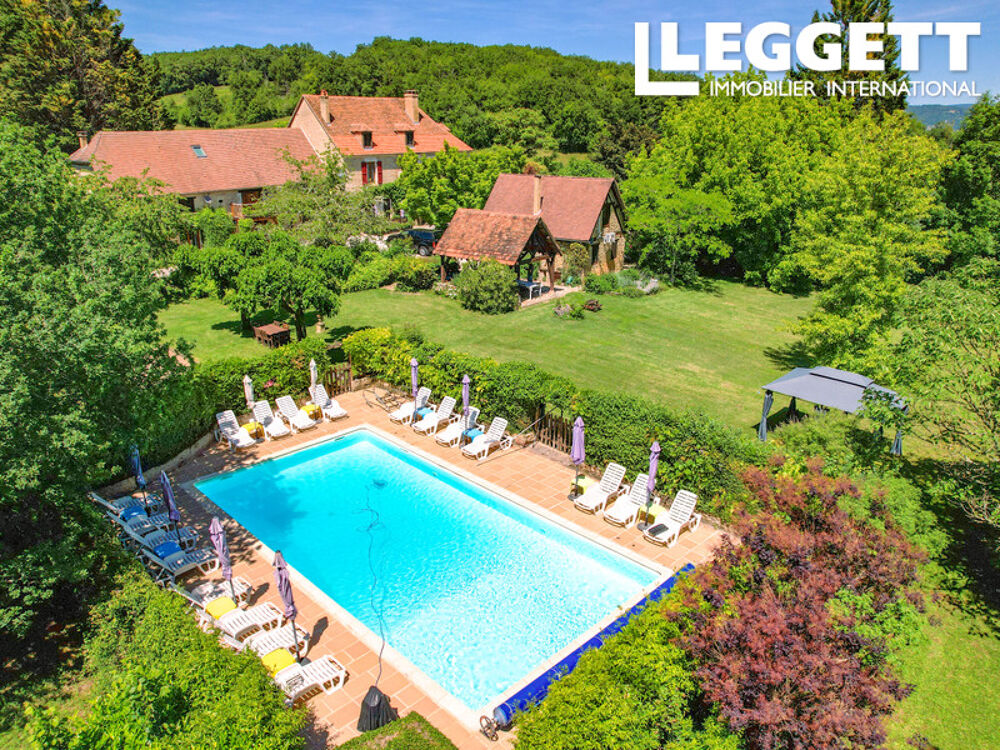 Propriété de caractère avec maison de maitre, 5 gites, piscine, 6ha, en position dominante, proche Dordogne