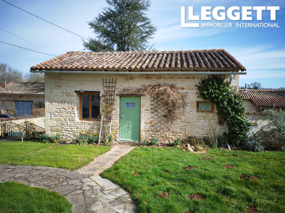 Maison individuelle offrant trois chambre , une annexe un garage, divers dépendances et jardin avec piscine.
