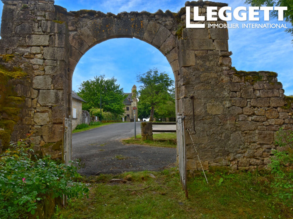 Ancien presbytère avec 4 chambres et un terrain clos, dans un cadre exceptionnel avec petite maison mitoyenne