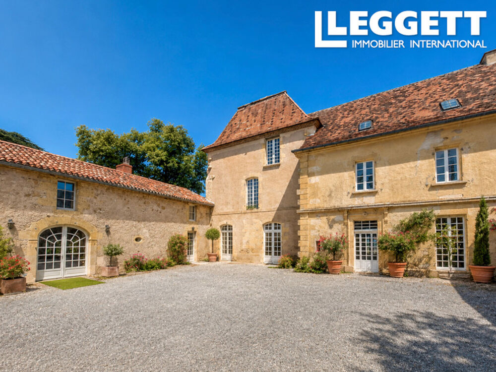 Château de caractère à rénover avec aile habitable, dépendances et fort potentiel en Dordogne