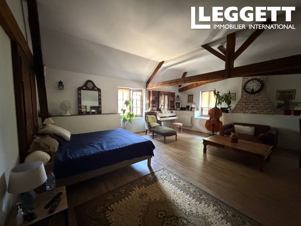 Beau Manoir du XlV siècle en excellent état sur 3ha, au calme, proche du centre de Tulle. Clef à main!