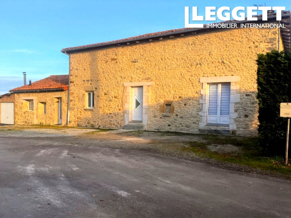 Charmante maison individuelle en pierre de 2 chambres. Située dans un hameau paisible. Sur un terrain de 3.4ha