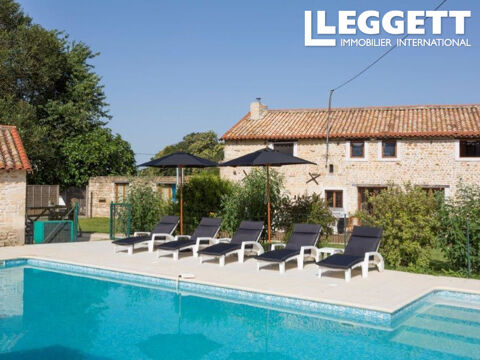   Complexe compos� de cinq g�tes et d'une maison principale, totalisant 17 chambres, 2 piscines, un jardin Maison - 15 + pi�ce(s) - 550 m�