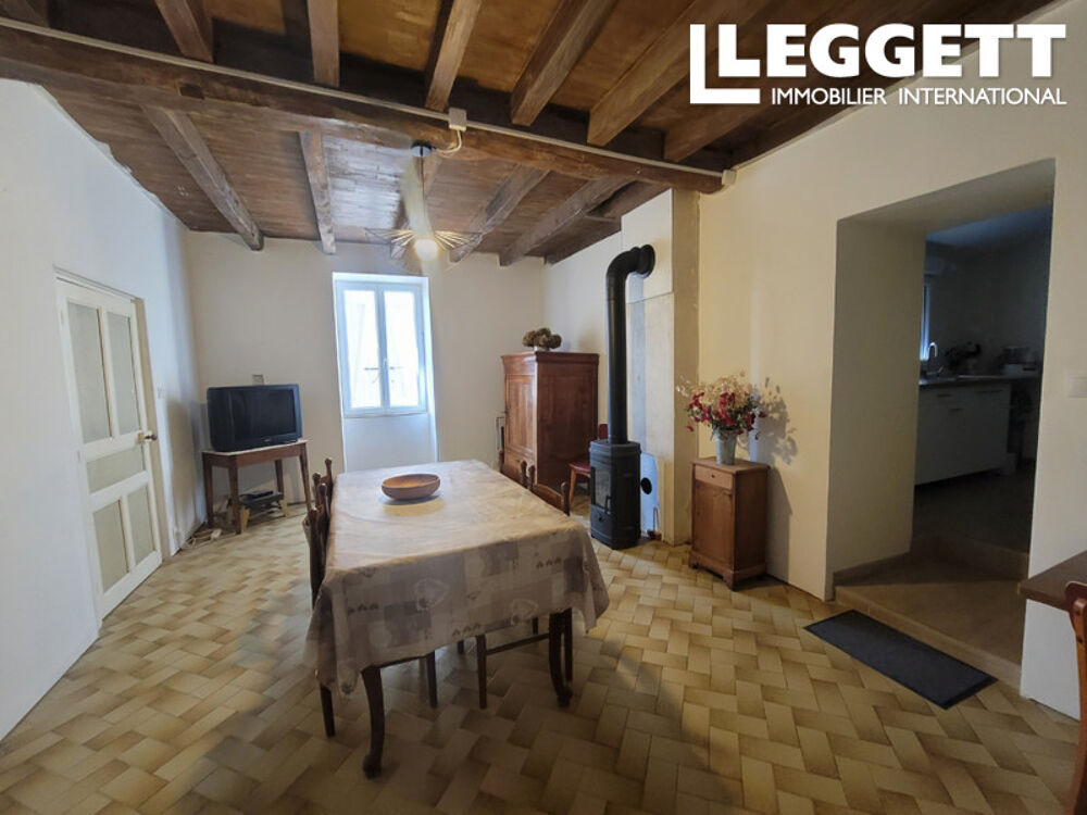 Maison de 3 chambres avec deux grandes granges, cour attenante et jardin séparé à Exideuil-sur-Vienne