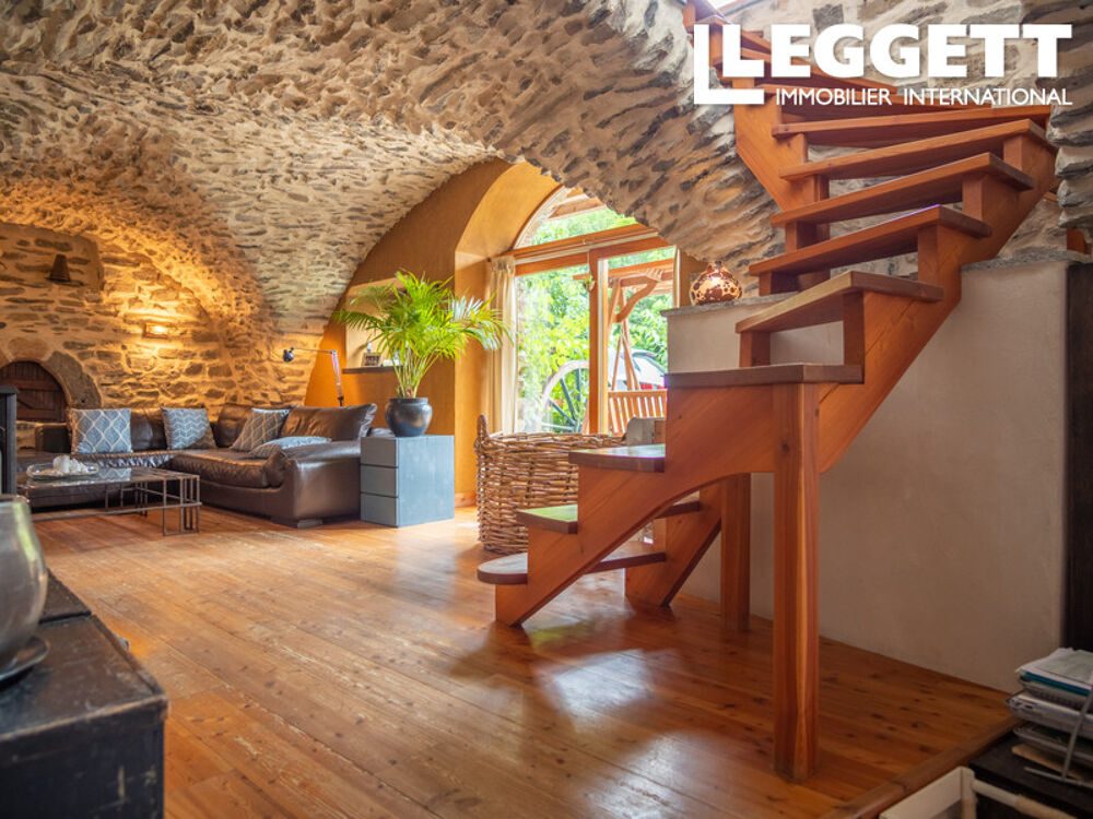 Belle maison, rénovée avec goût, sur un vaste terrain avec ancien moulin à eau.