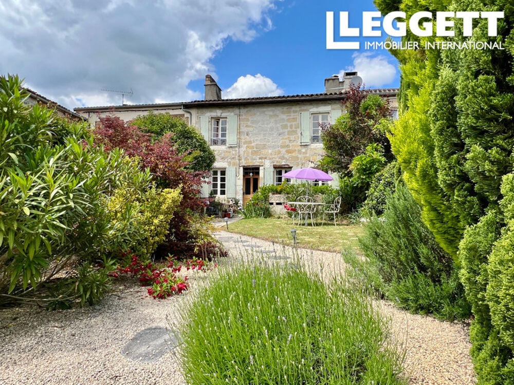 Charmante maison de village en pierre avec jardin fleuri située au c?ur d'un village animé avec commerces