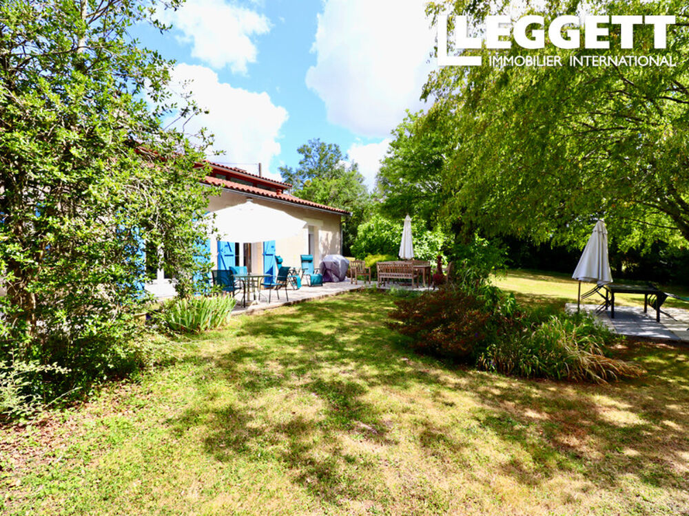 Belle maison de 4 chambres, grand jardin et piscine; située dans un hameau calme; belle vue; proche commerces.