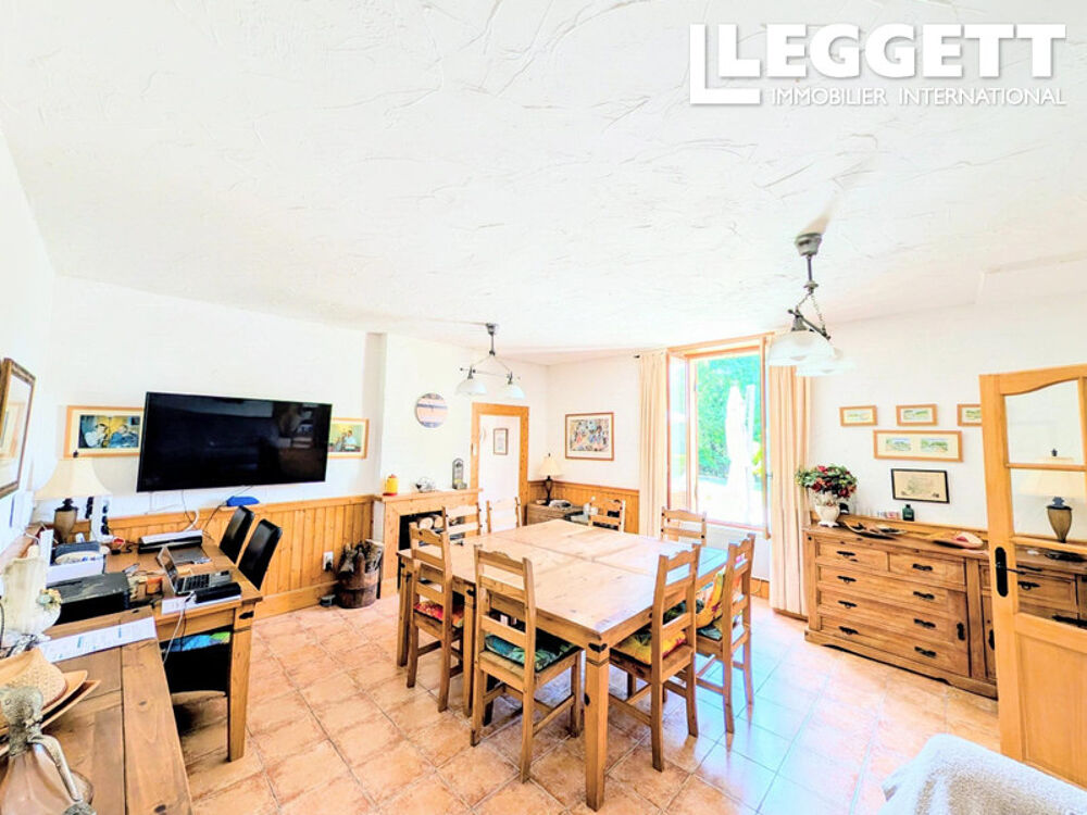 Charmante maison de campagne avec piscine, séchoir et jardins en périphérie d'un village.