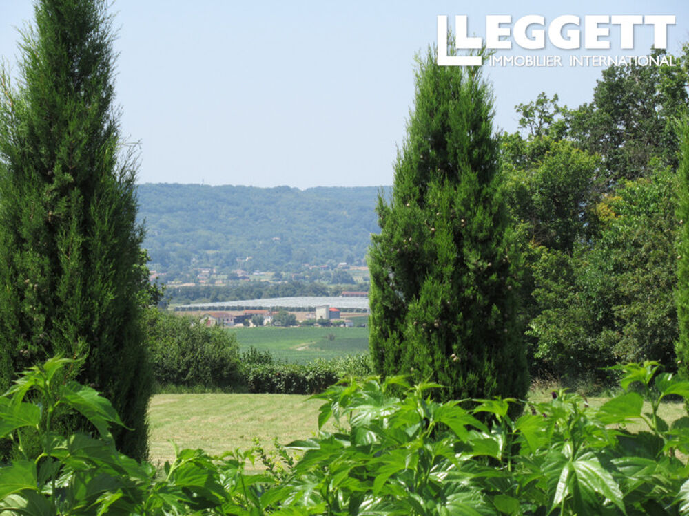 Charmante longère en pierre, caché au bout d' un village, avec piscine, gite et belle pointe de vue.