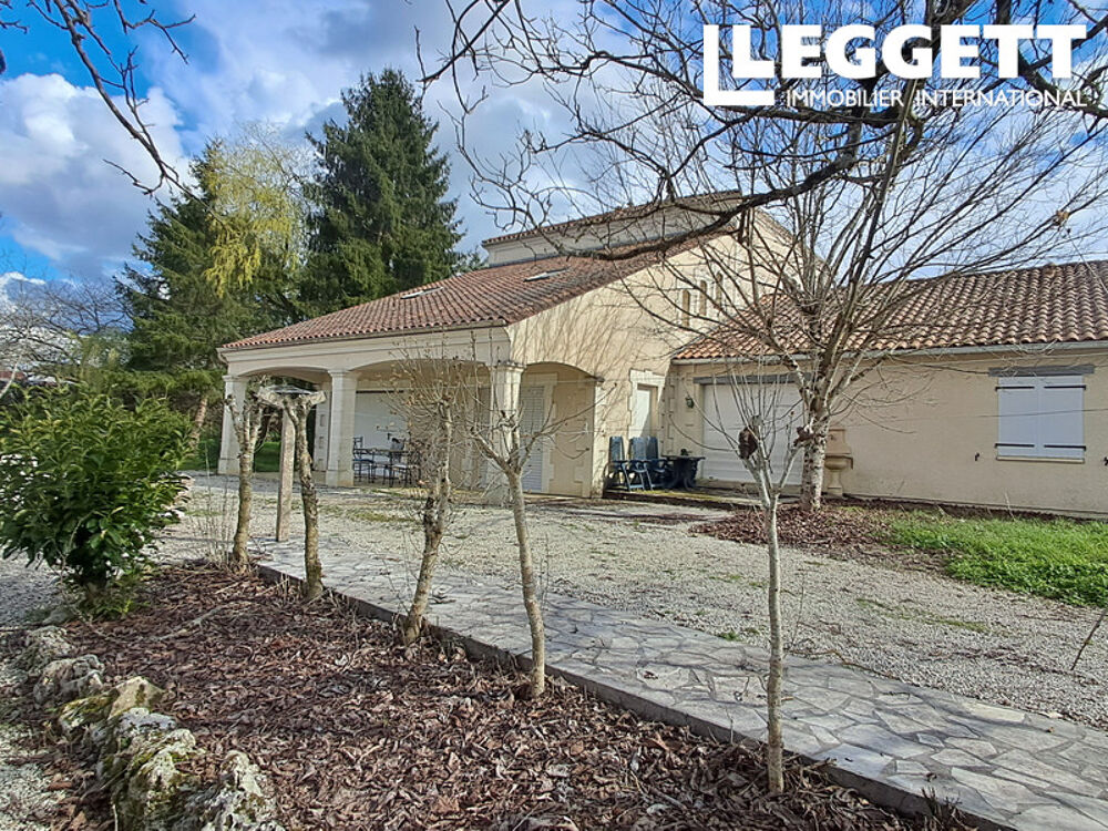 Grande propriété polyvalente avec piscine, vastes dépendances et beau potentiel en Dordogne