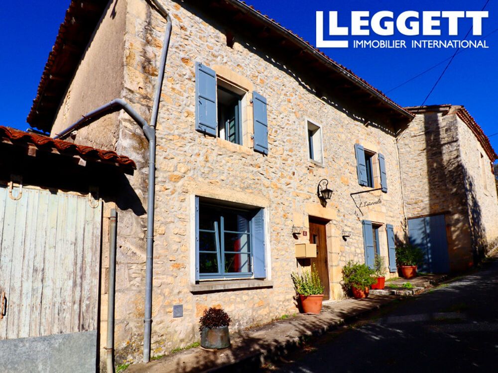 Maison de deux chambres au centre du village, rénovée avec goût et soin ; grange attenante ; grand jardin.