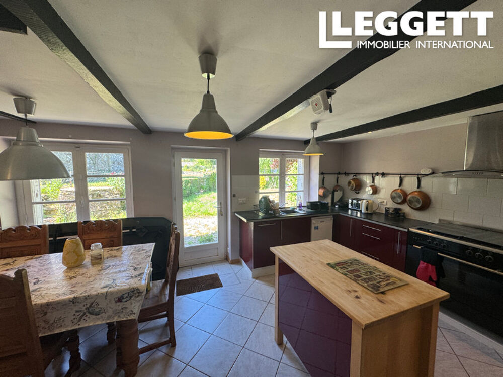 Vente Maison Une maison de quatre chambres située dans un charmant petit village du centre de la Bretagne près de Gouarec. Sainte-trÉphine