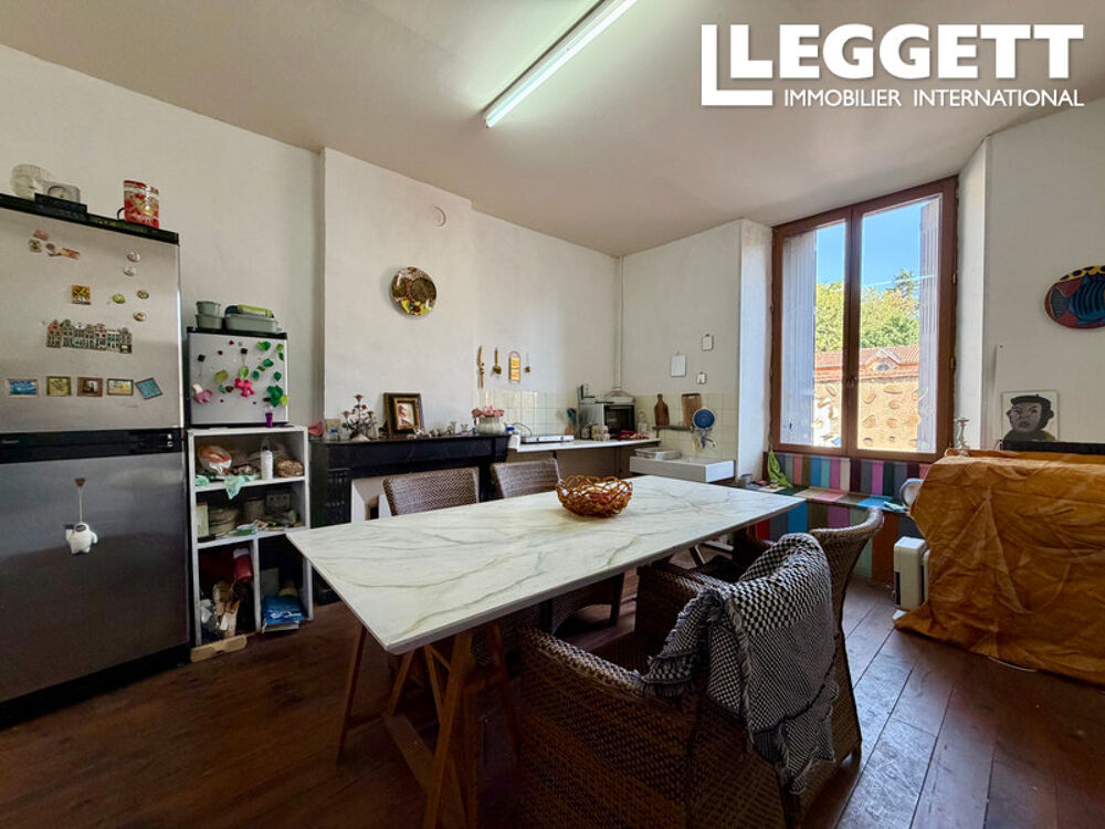 Vente Maison Grande maison de ville partiellement rénovée à Rochechouart, avec jardin attenant et dépendance. Rochechouart