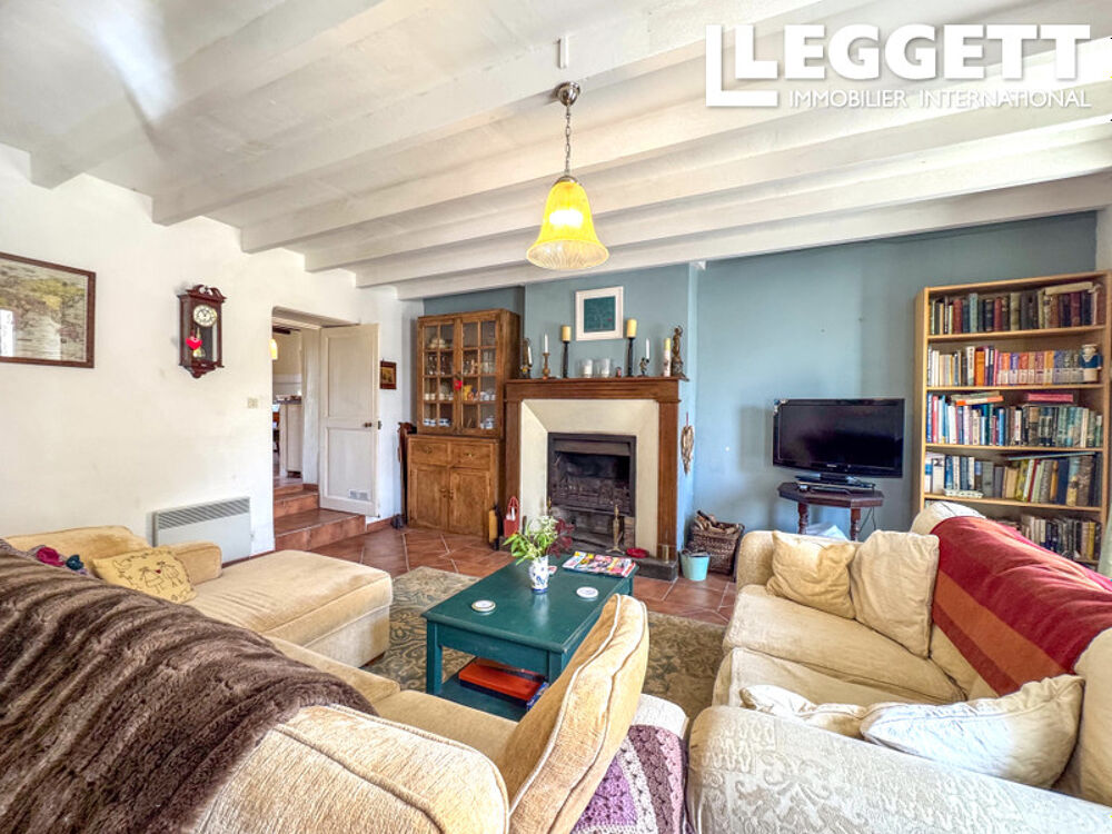 Charmante maison de village mitoyenne, 2 chambres, proche L?Absie ? Parfait pied-à-terre avec cour et jardin