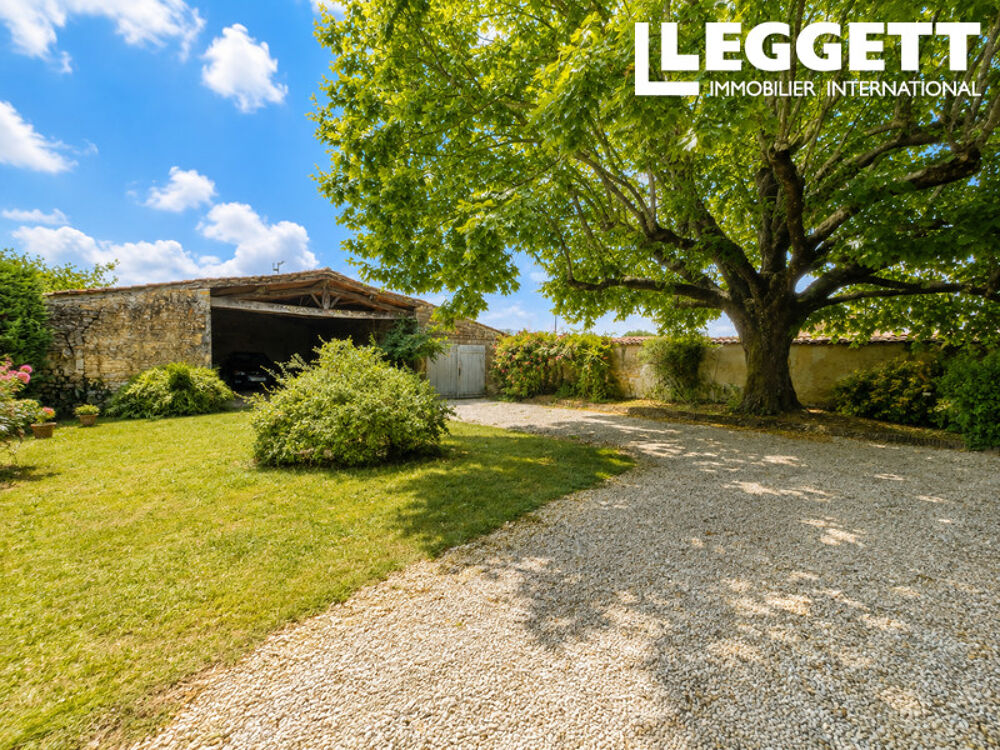 Maison de village de 5/6 chambres avec grand jardin, grange et garage à proximité de Saintes.
