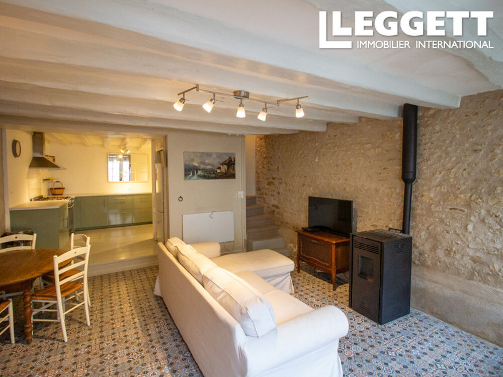 Maison de deux chambres et deux salles d'eaux intra-muros de Richelieu. Vendu meublé.