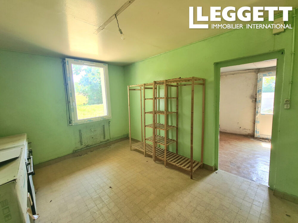 Vente Maison Créez la maison de campagne de vos rêves avec dépendance et commodités à 13 min à pied. Larchamp