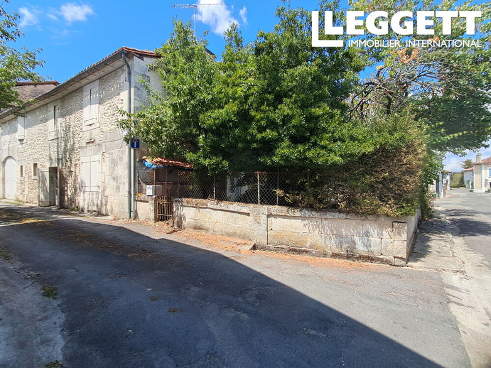 Maison de caractère au c?ur du village avec jardin fleuri et dépendances