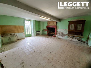Vente Maison Projet de rénovation : maison de sept pièces, grand grenier, deux granges et un terrain dans un petit hameau. Montignac-le-coq